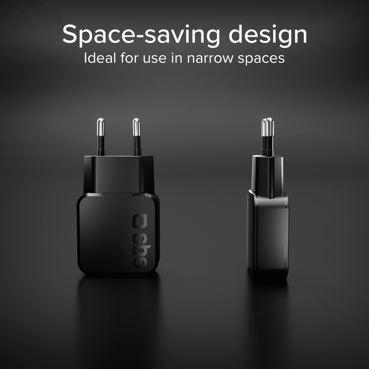 Zwei schwarze, kompakte Netzstecker-Adapter, nebeneinander auf dunklem Grund.