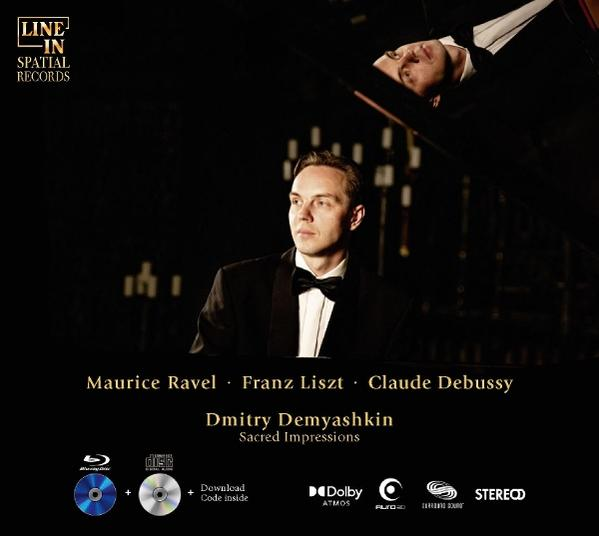 Ein Mann im Smoking spielt Klavier, im Deckel reflektiert. Albumtitel und Komponistennamen.