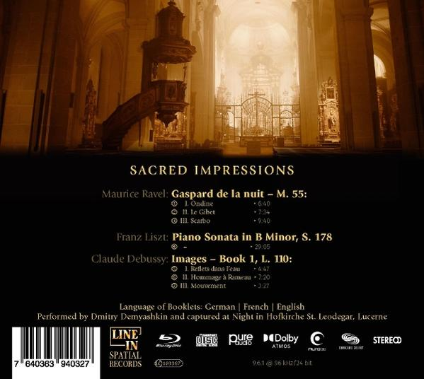 Das Innere einer golden beleuchteten Kathedrale mit Kanzel und Musikliste.