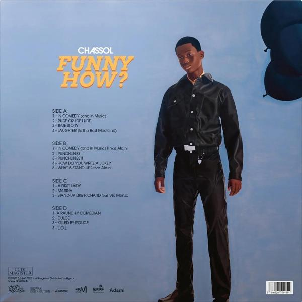 Mann in schwarzer Kleidung vor hellblauem Hintergrund mit Albumtrackliste.