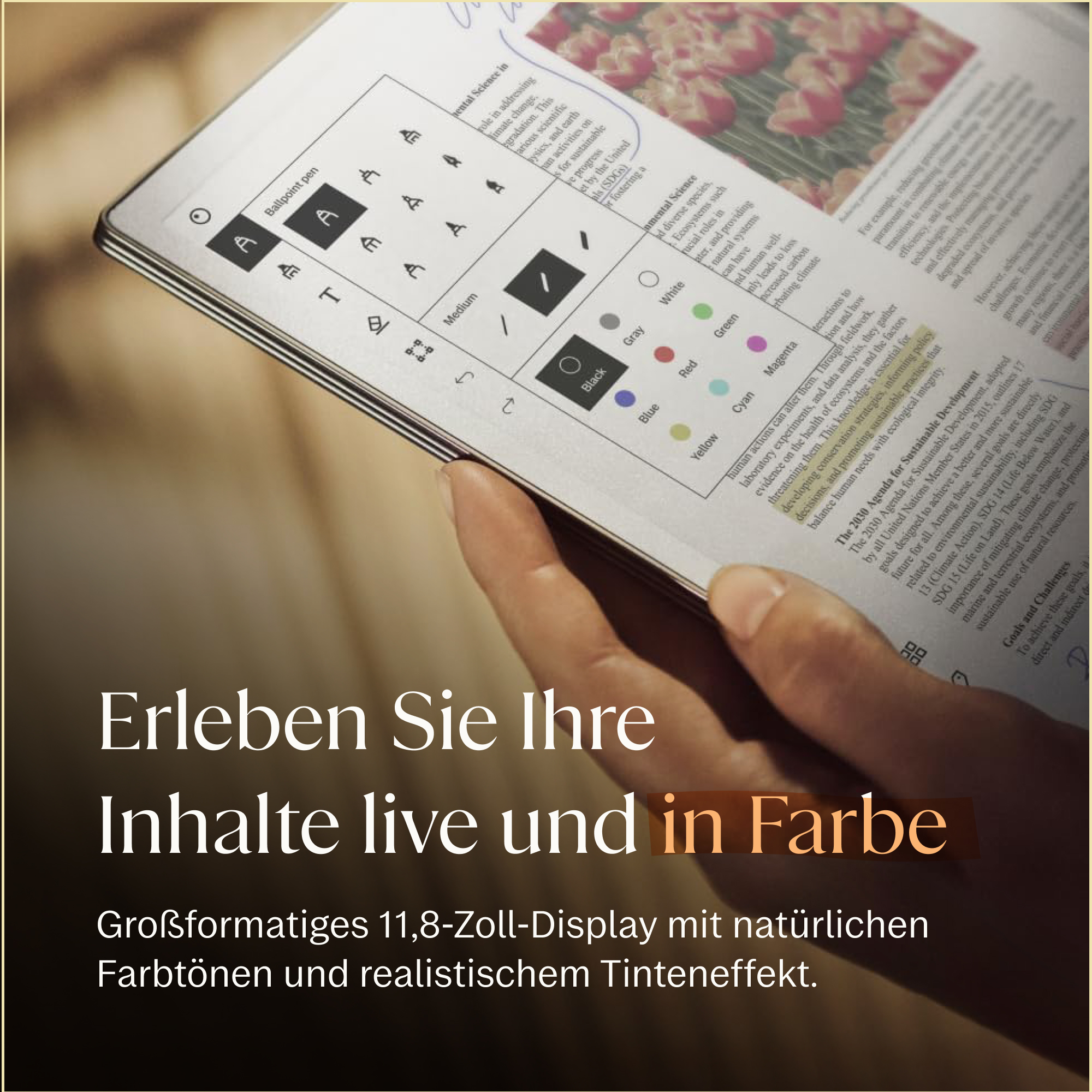Eine Hand hält ein Tablet mit farbiger Tinte und Text. Großformatiges Display.
