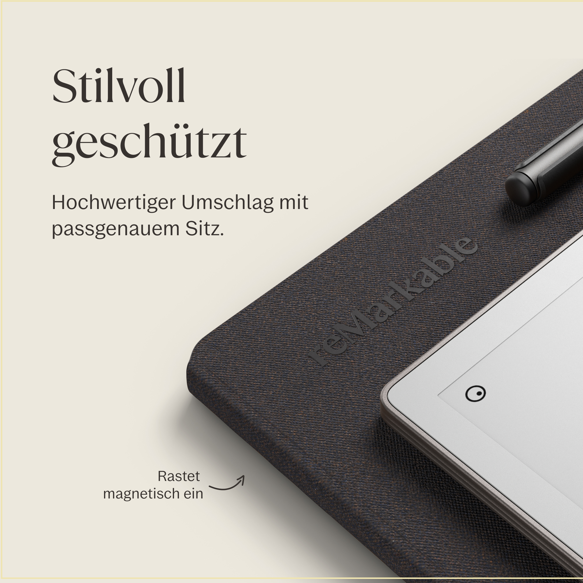 Ein schwarzer Stift ruht auf einer dunklen Hülle, daneben ein weißes E-Reader-Gerät.