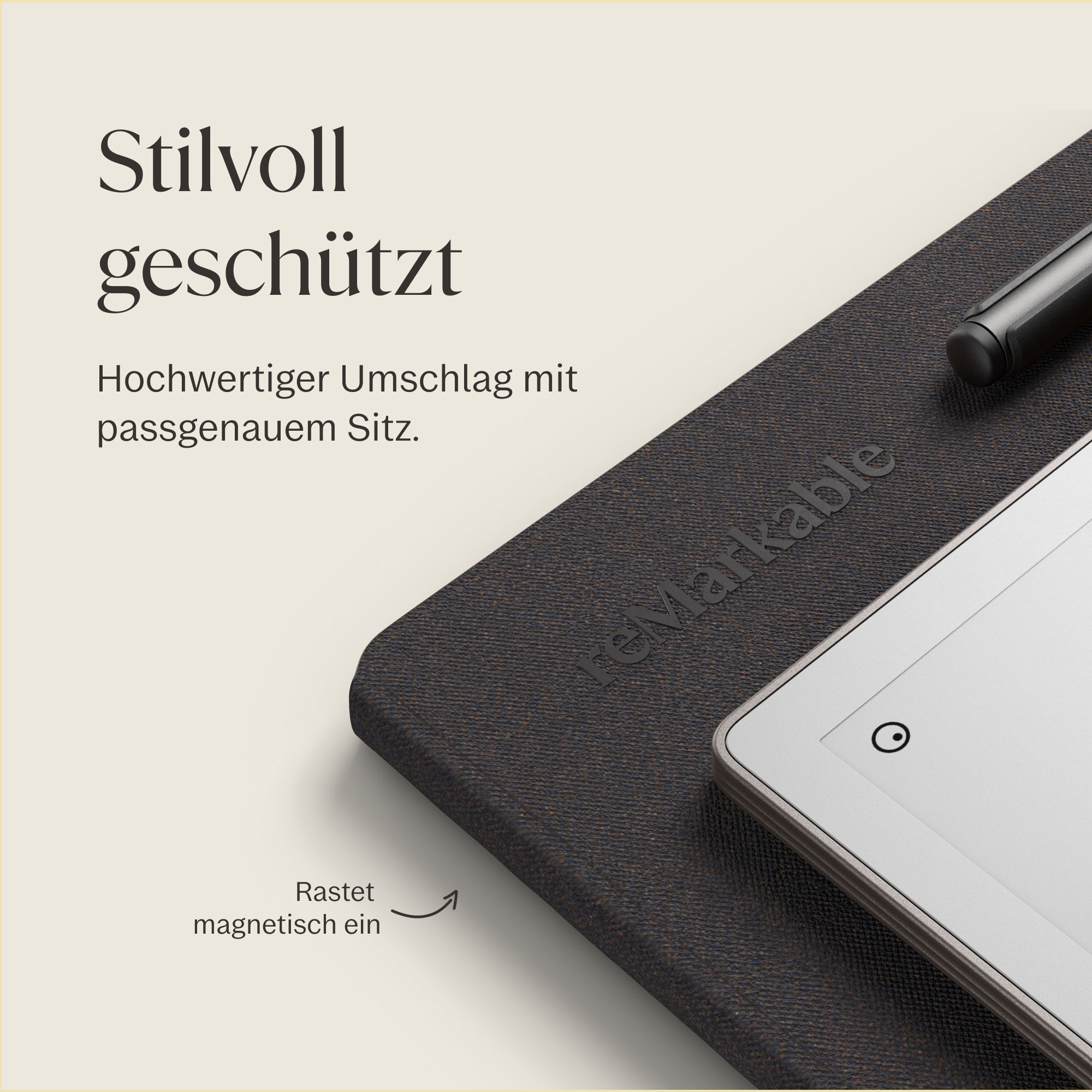 Ein schwarzes reMarkable Tablet mit Stift liegt auf einer dunkelgrauen Hülle.