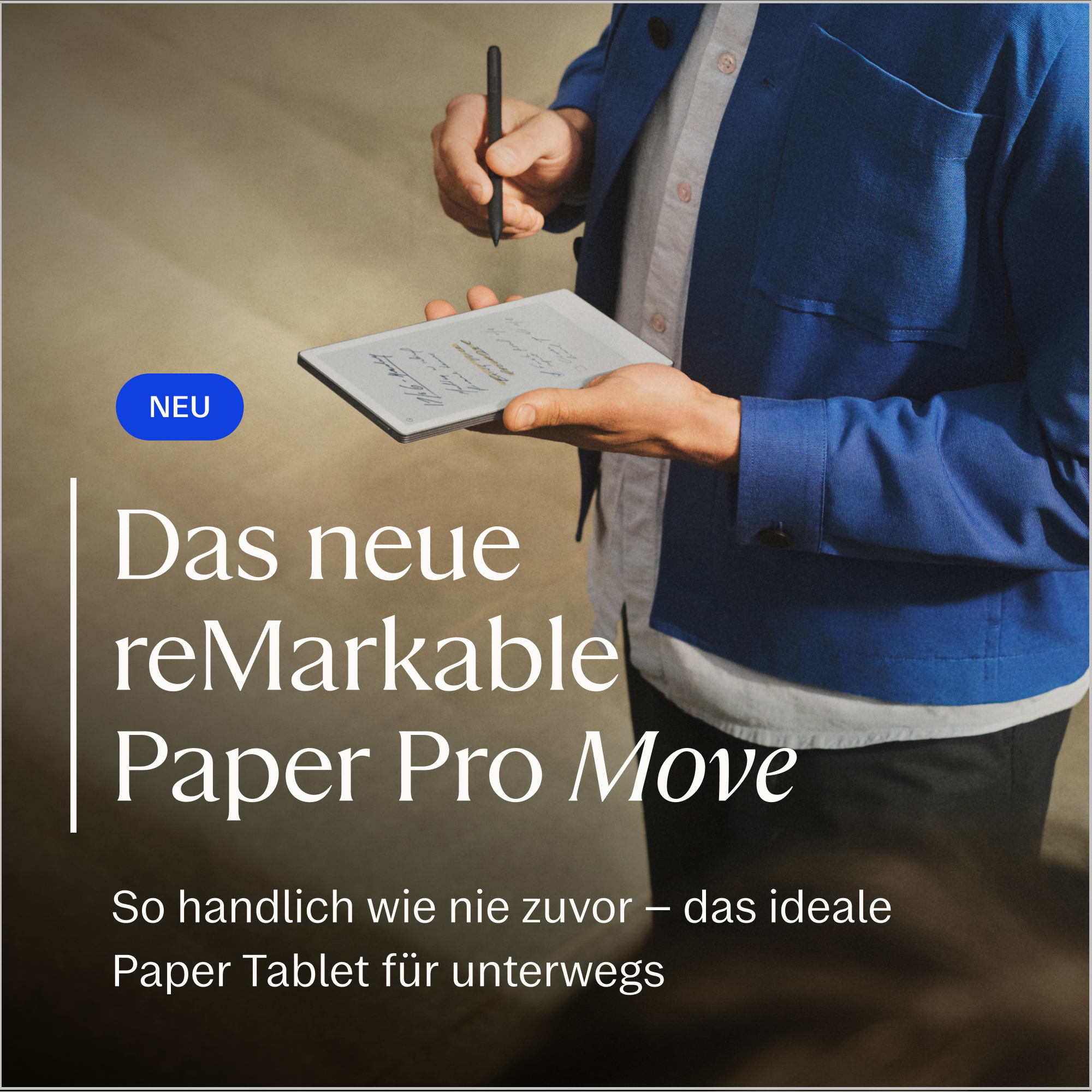 Mann hält ein reMarkable Paper Pro Move Tablet mit Stift. "NEU" ist zu sehen.