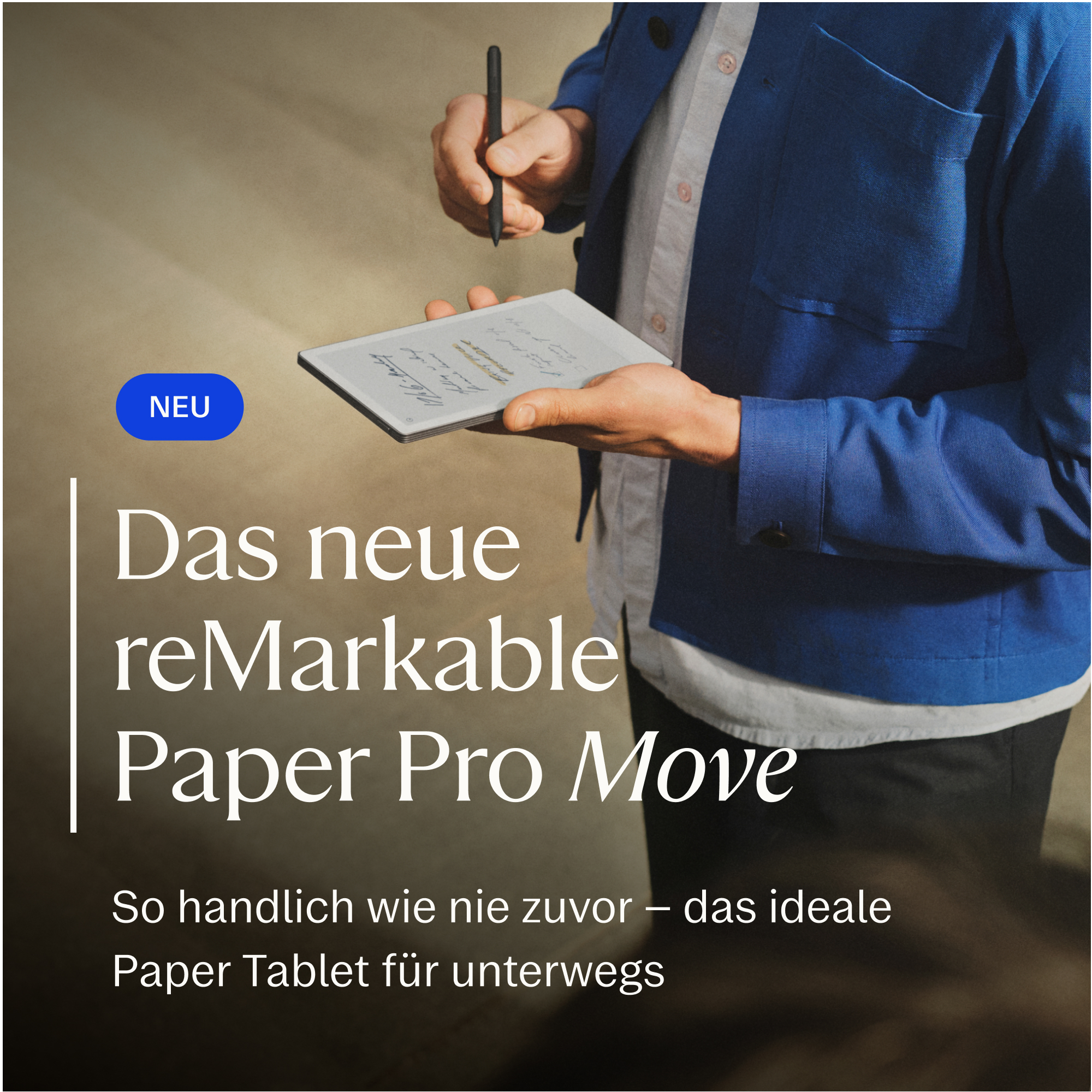 Mann in blauem Sakko hält reMarkable Paper Pro mit Stift. "NEU"-Badge.