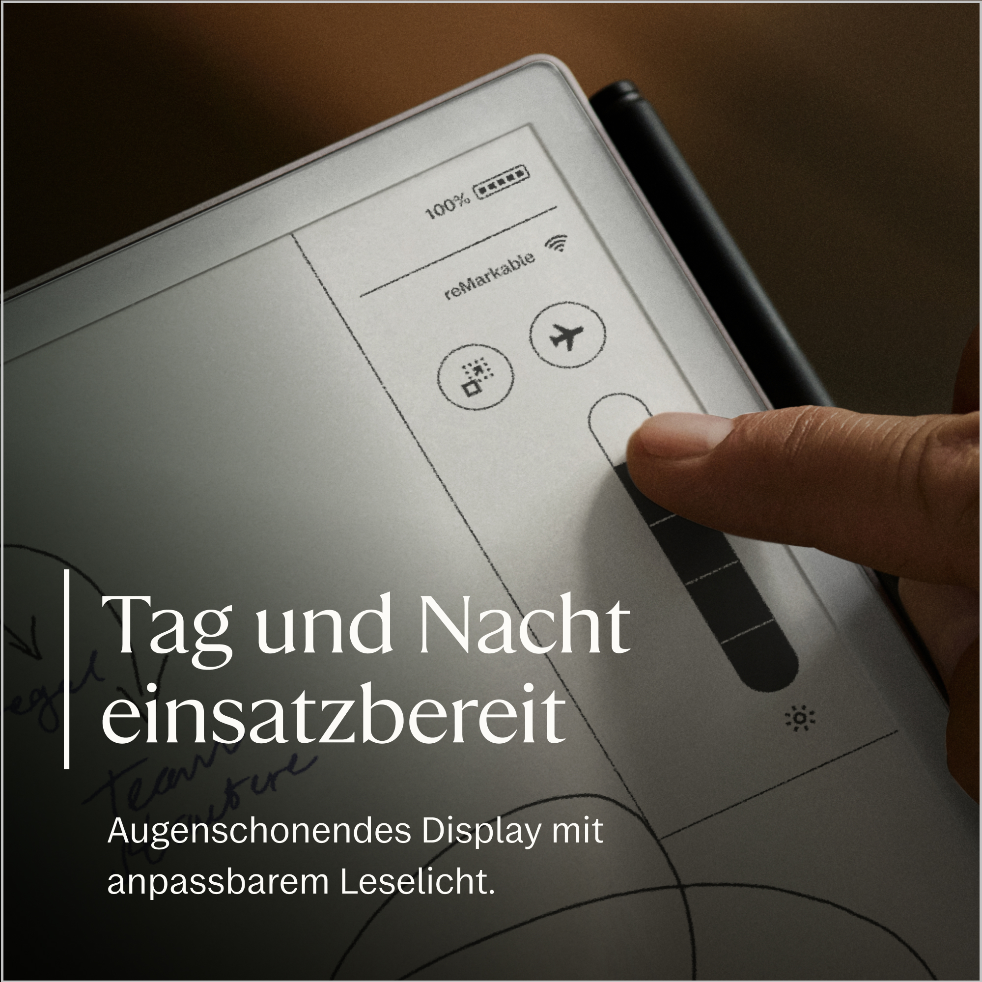 Ein Finger berührt den Bildschirm eines e-Readers mit Text und Symbolen.