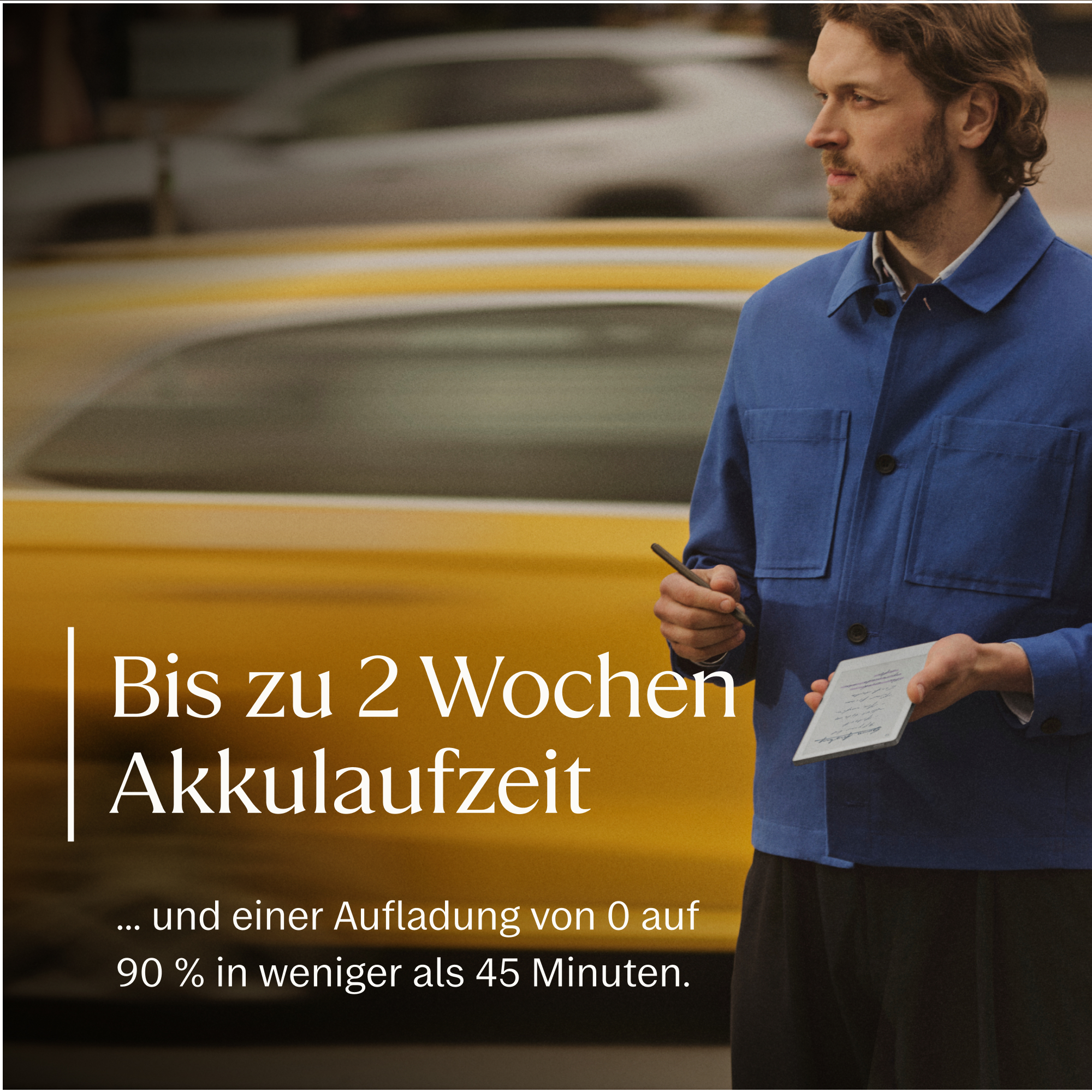 Mann in blauer Jacke mit Notizblock. Bis zu 2 Wochen Akkulaufzeit.