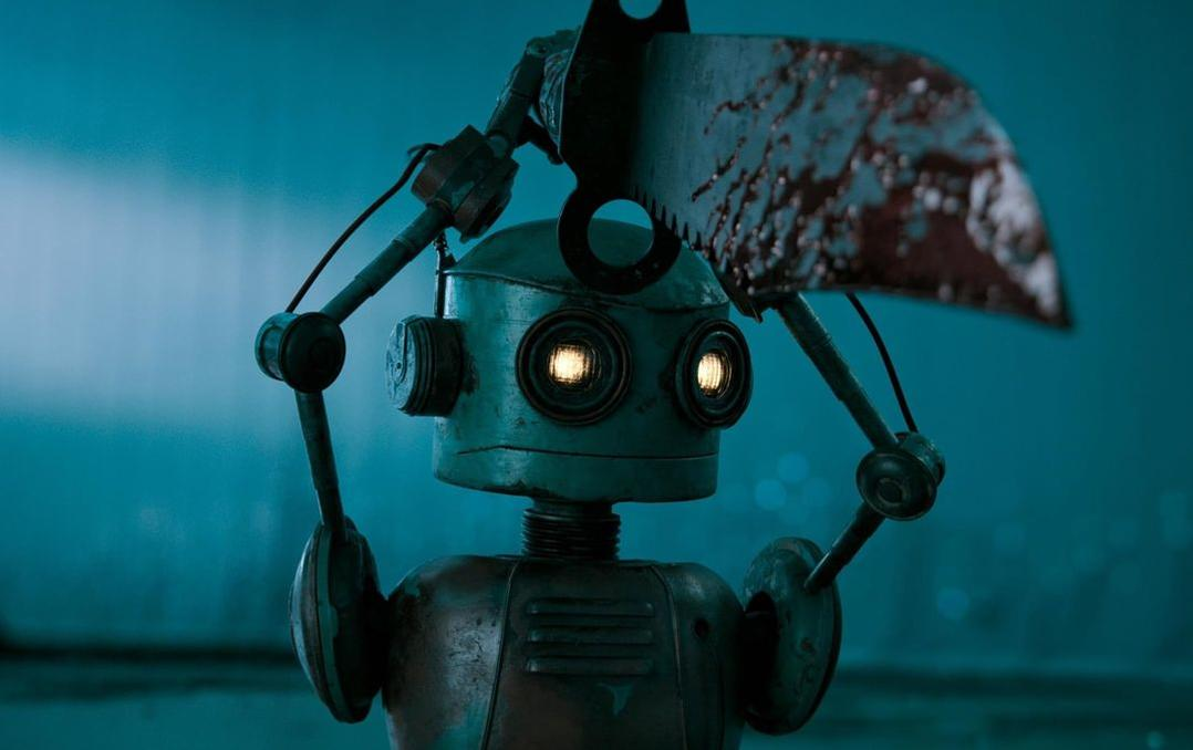 Ein kleiner, rostiger Roboter mit leuchtenden Augen hält eine Säge.