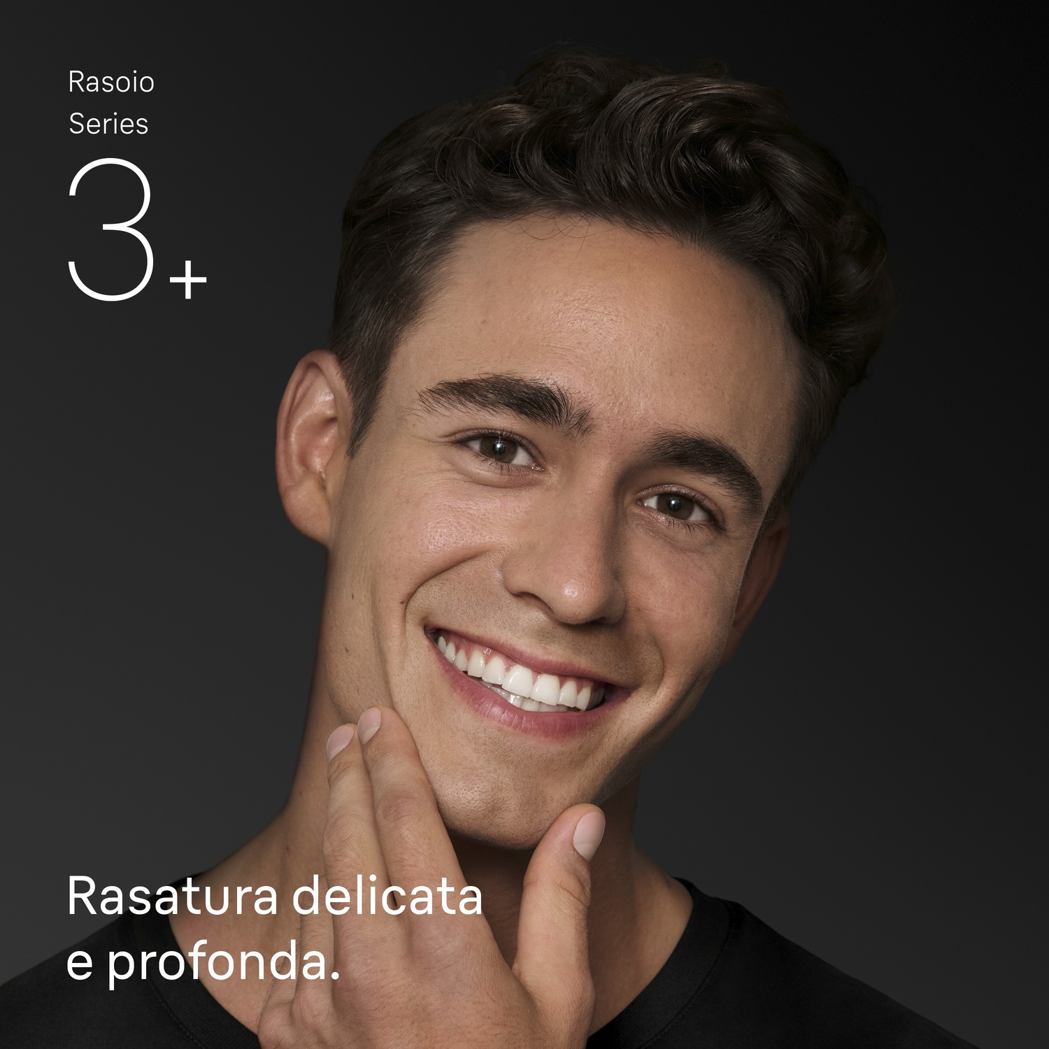 Un uomo sorride e si tocca il mento. Testo: Rasoio Series 3+