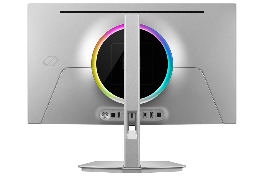 Ezüst monitor hátulja RGB világítással és portokkal.