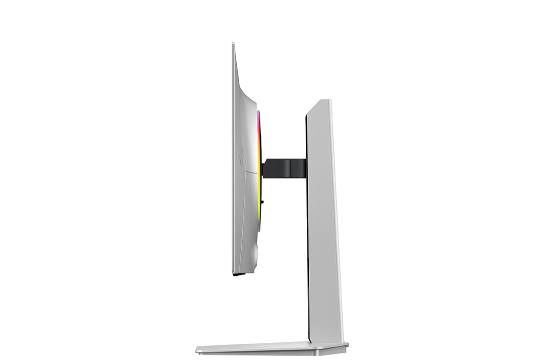 Ezüst monitor RGB világítással fehér háttéren.