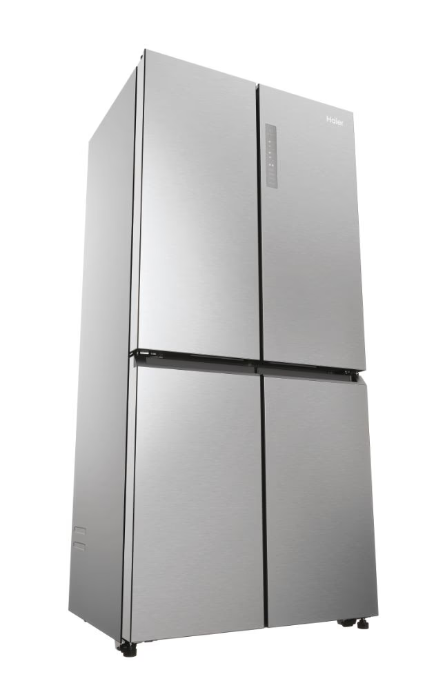 Ezüst Haier négyajtós hűtőszekrény fehér háttér előtt.