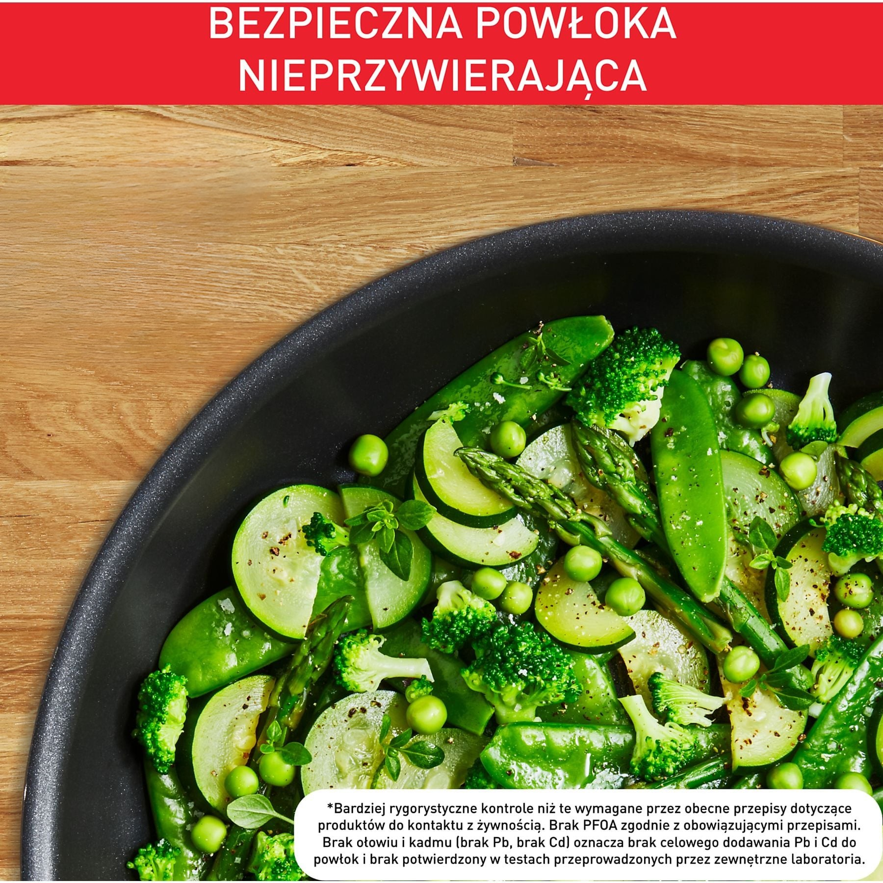 Czarna patelnia z kolorowymi, gotowanymi na parze warzywami: brokułami, groszkiem, cukinią.