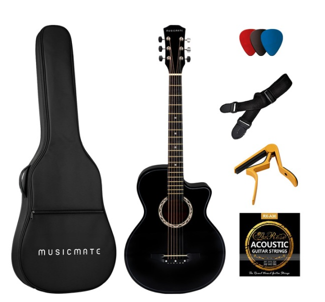 Czarna gitara akustyczna z futerałem, paskiem, kapodastrem, kostkami i strunami.