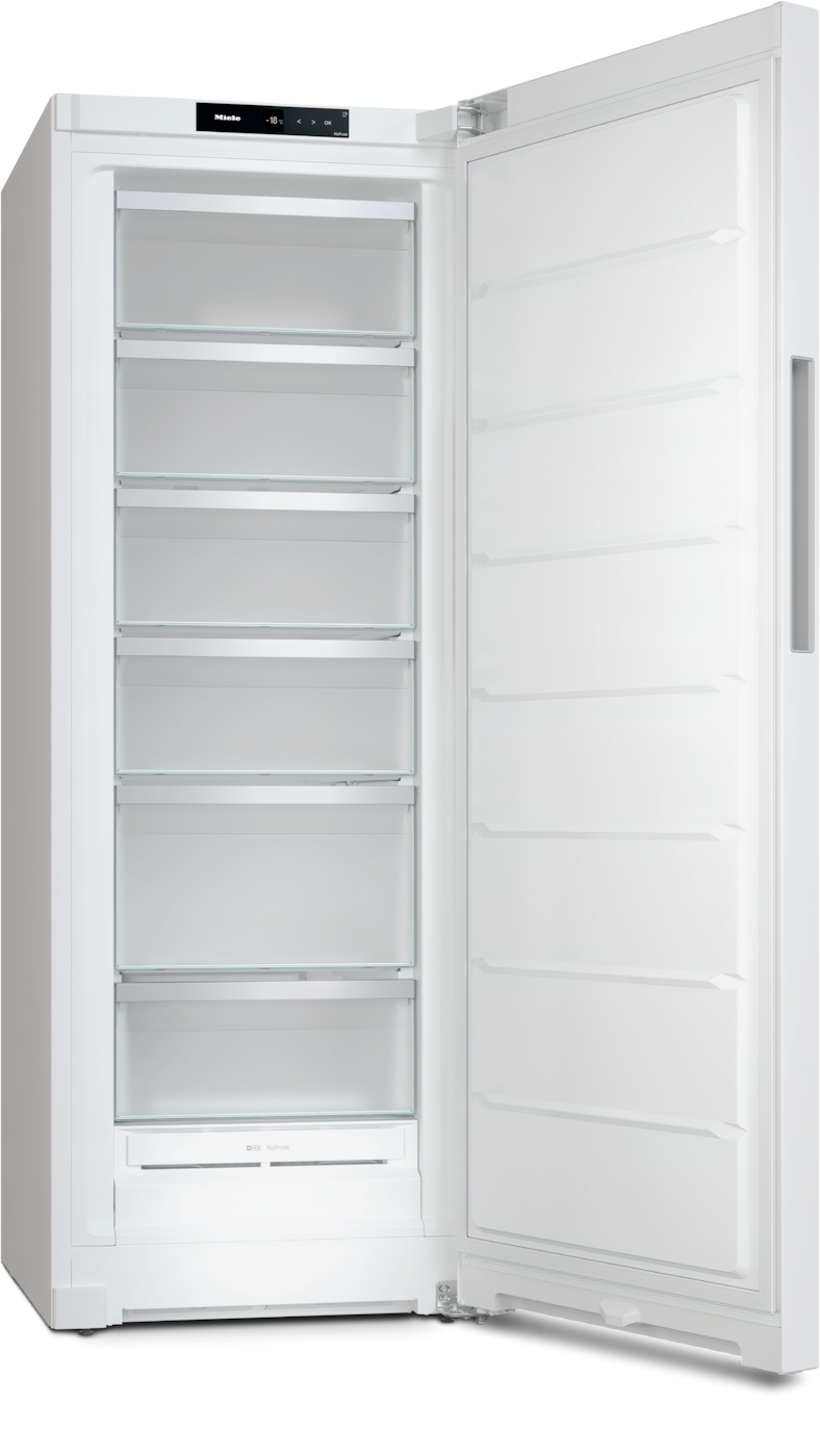 Weißer Miele Standgefrierschrank, Tür offen, mit Glasböden und einer Gemüseschublade.