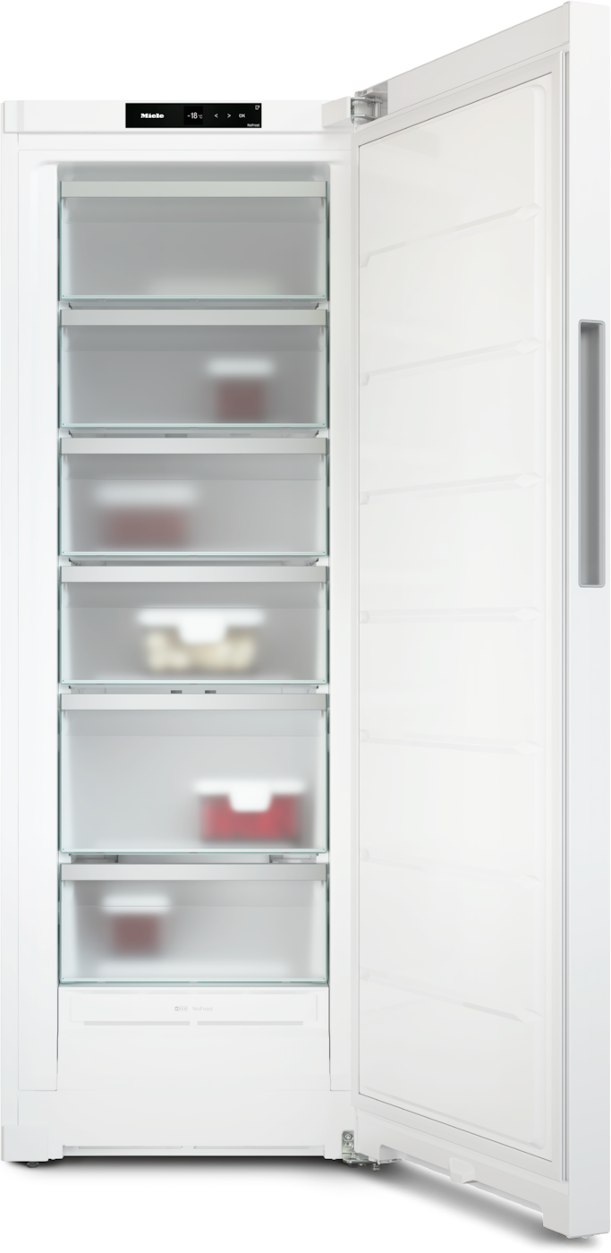 Ein weißer Kühlschrank mit offener Tür und mehreren Glasböden mit Lebensmitteln.