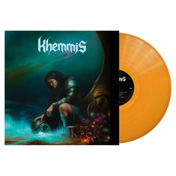 Eine Frau in Rüstung sitzt neben einem Helm in schimmerndem Wasser. Ein orangefarbener Vinyl-Schallplattencover.