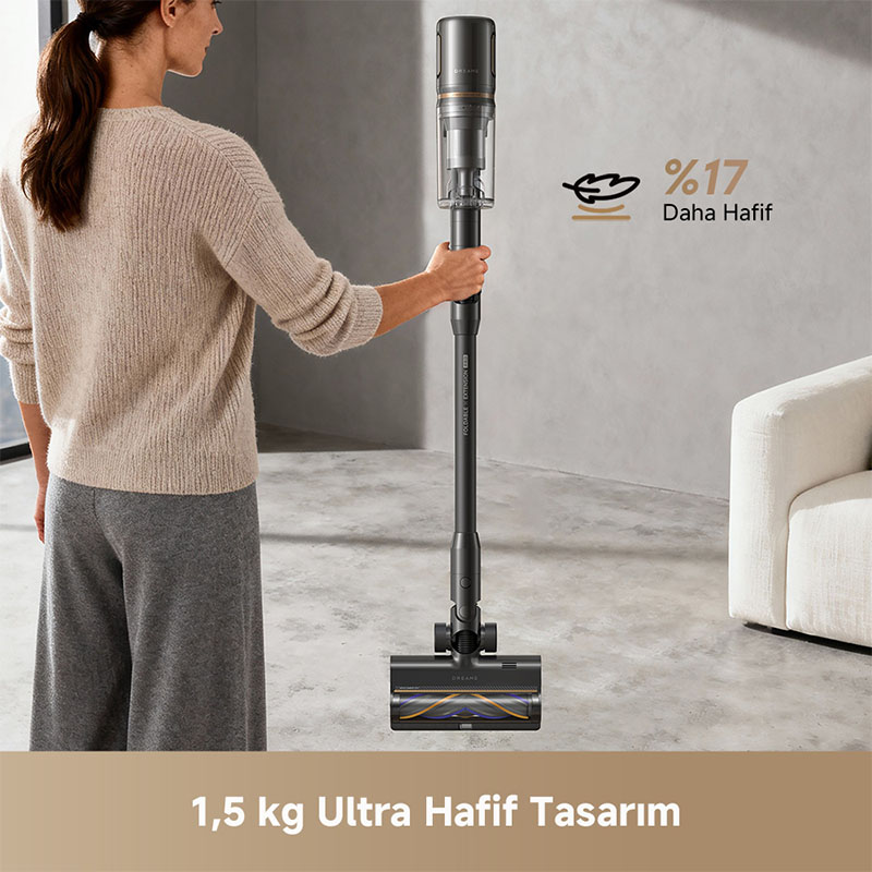 Kadın modern bir odada hafif bir kablosuz süpürge tutuyor.