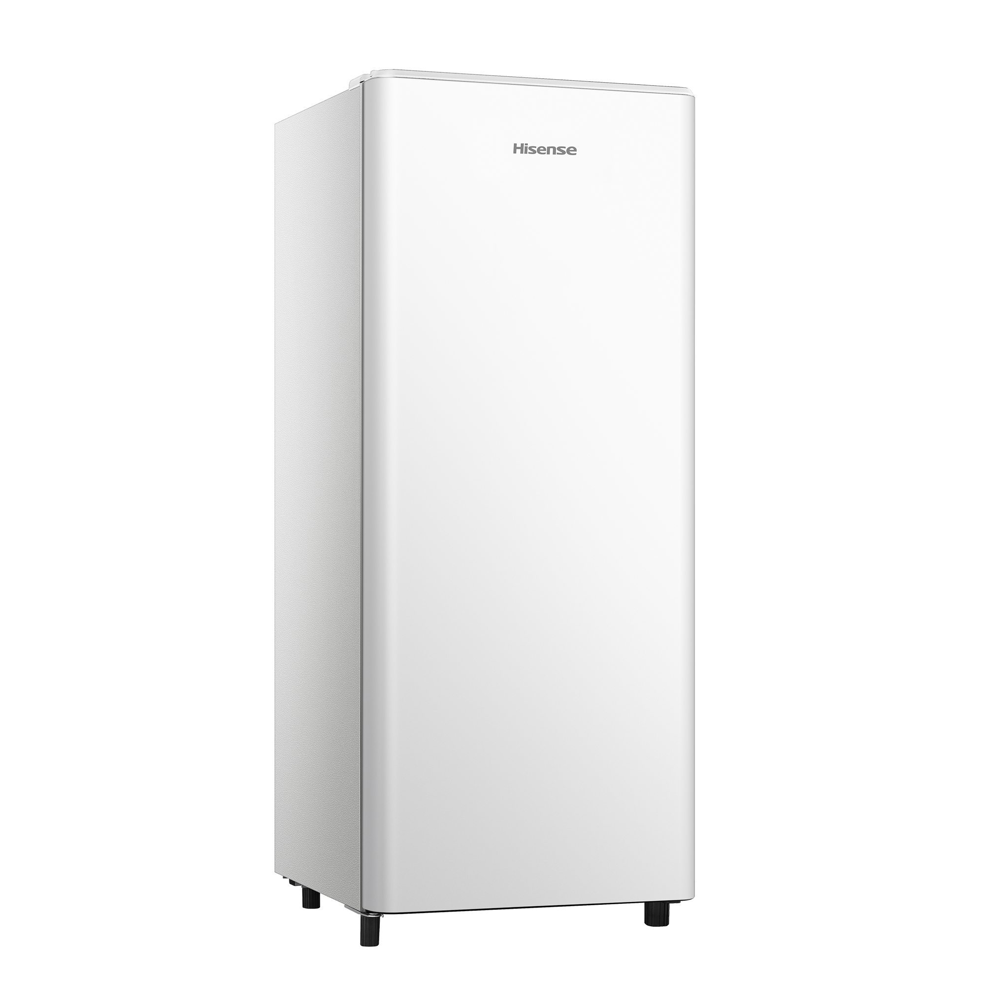 Un refrigerador alto y blanco de Hisense sobre patas negras frente a fondo blanco.