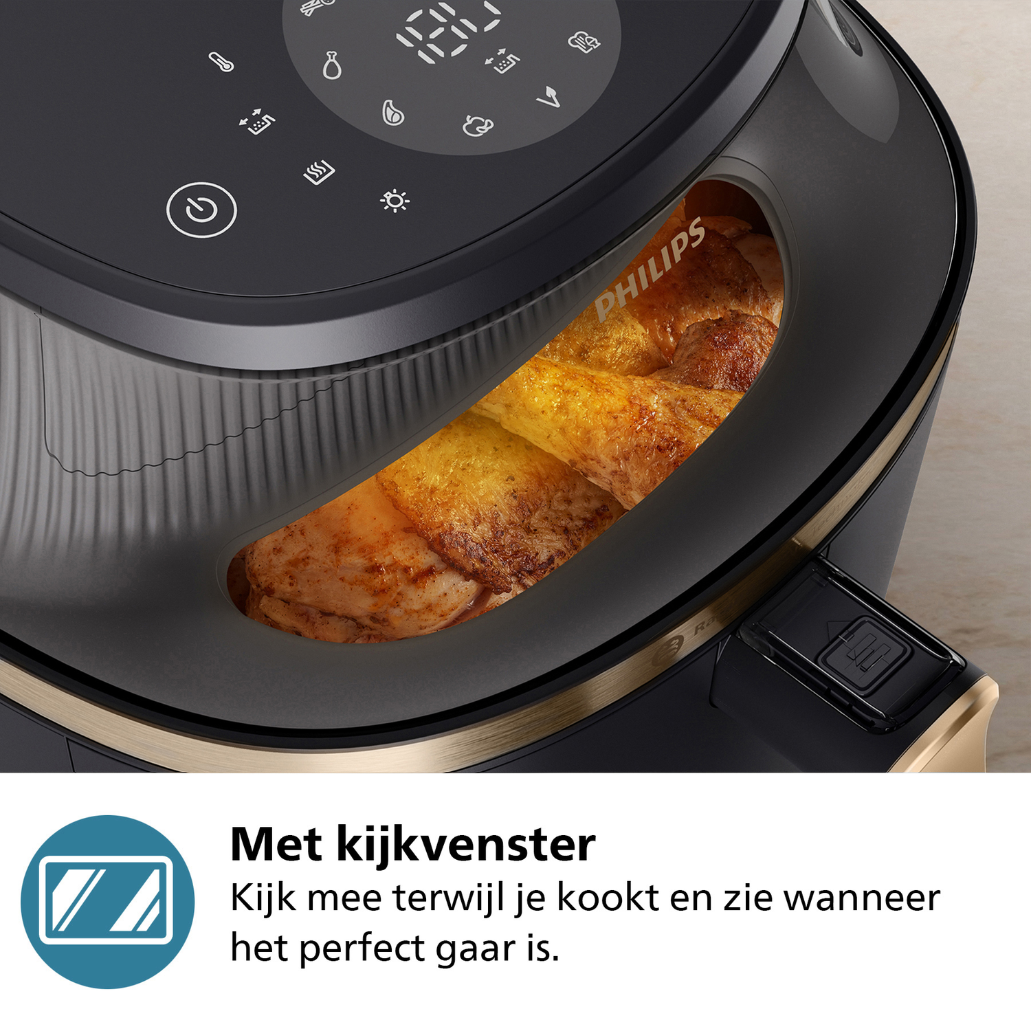 Een zwarte airfryer met geroosterde kip zichtbaar door het kijkvenster.