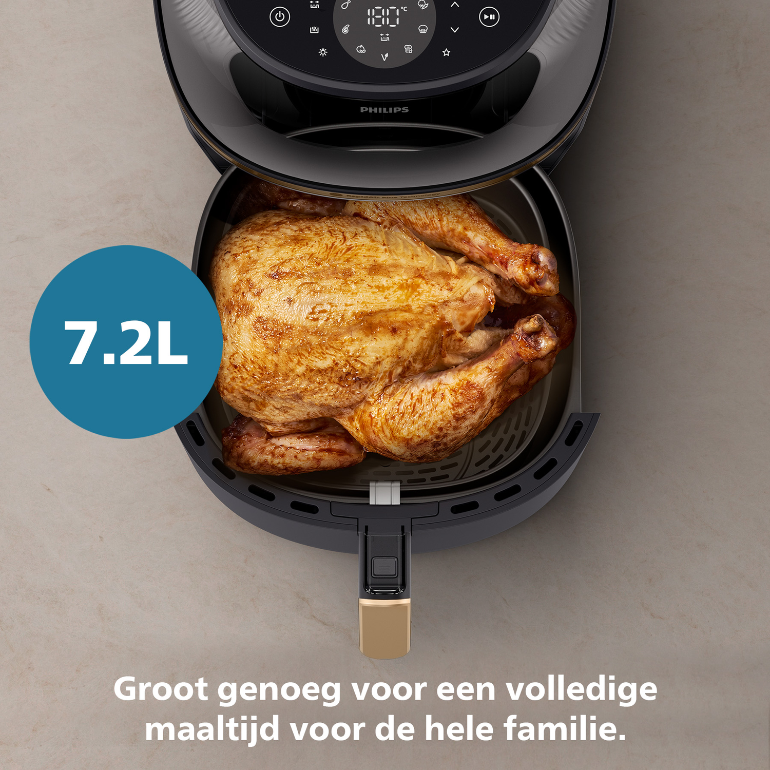 Een hele geroosterde kip in een zwarte 7,2L airfryer met bedieningselementen.