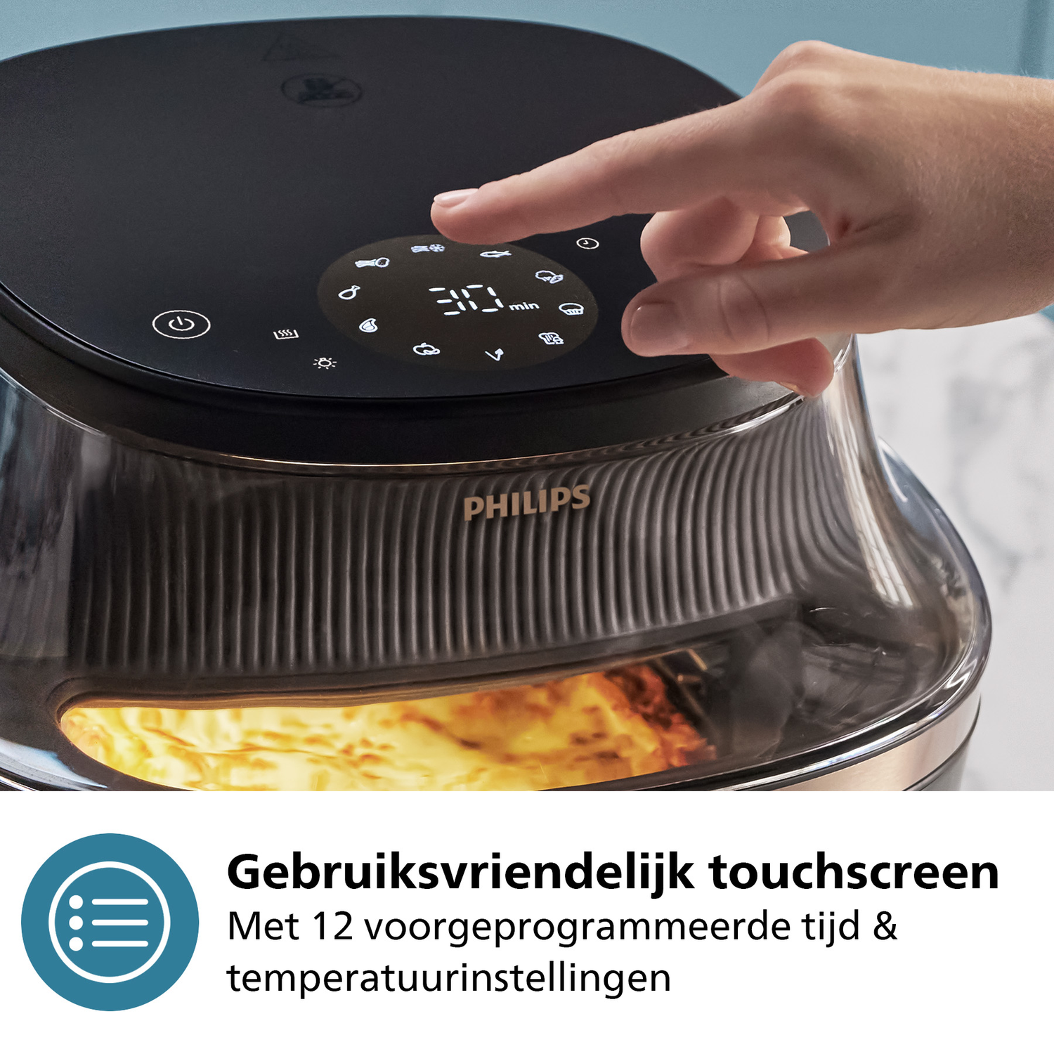 Een hand bedient een zwarte airfryer met touchscreen en kookdisplay.