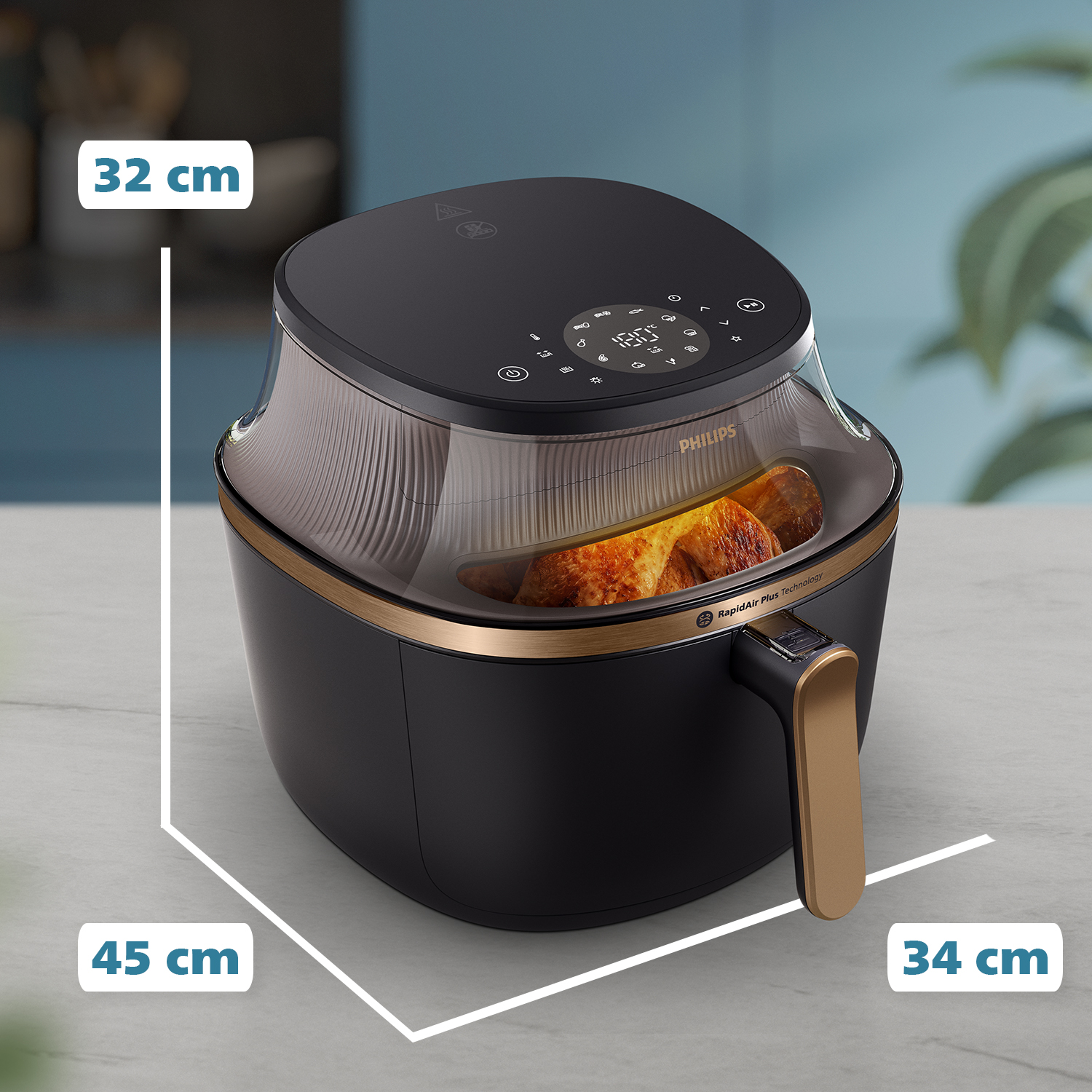 Een zwarte Philips airfryer met gouden rand en handvat, kookt kip.
