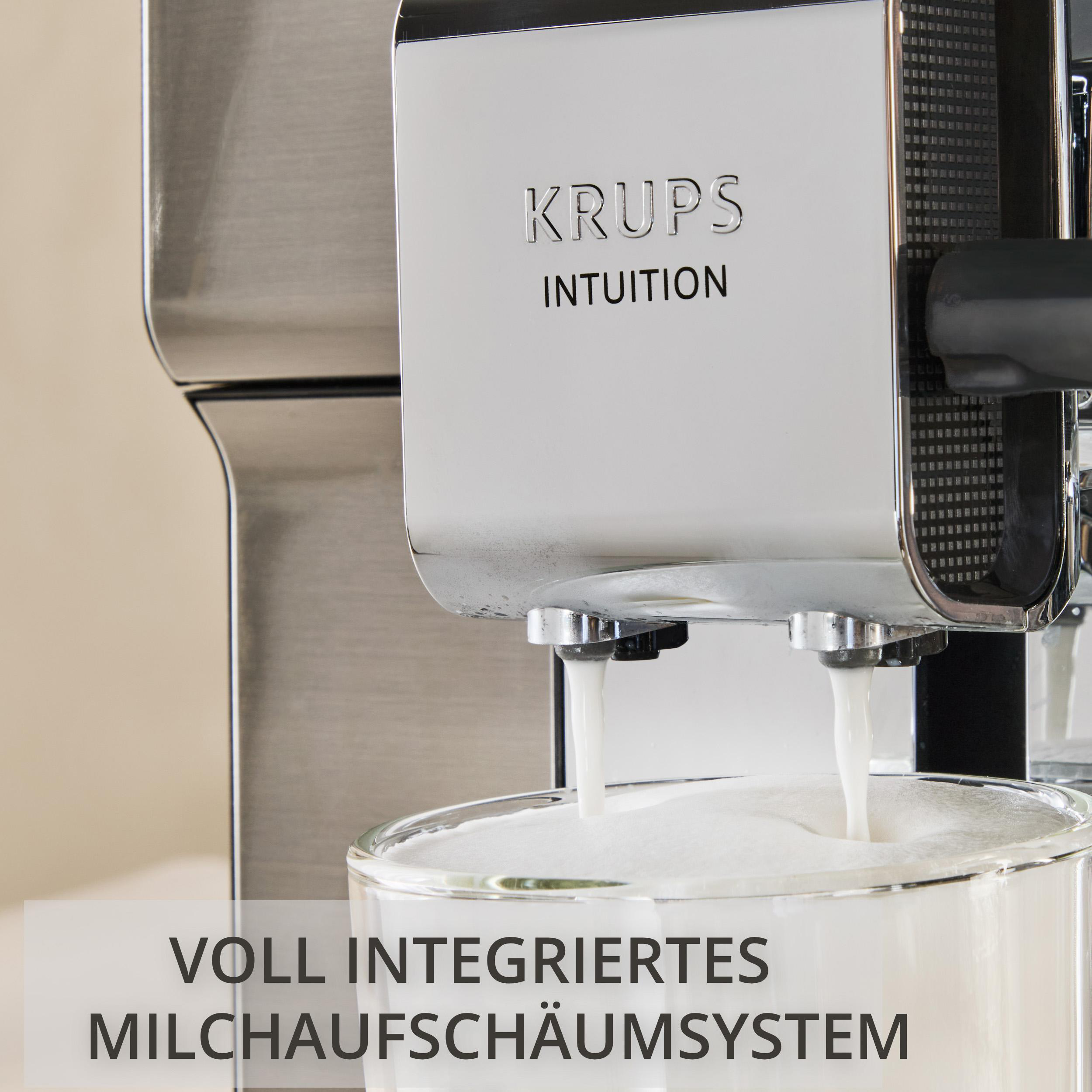 Milch wird in ein Glas geschäumt. Krups Intuition Kaffeemaschine.