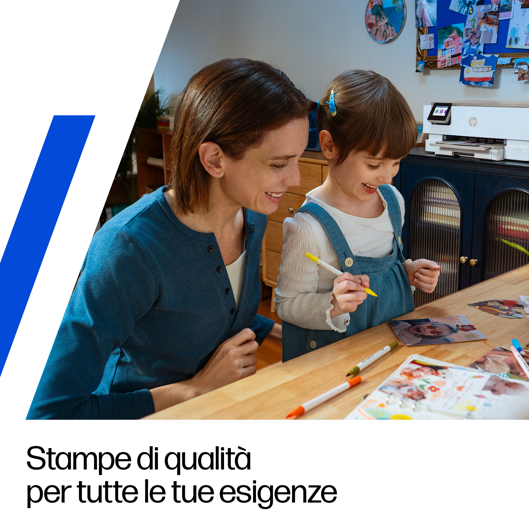 Donna e bambina creano con foto e pennarelli su un tavolo di legno.