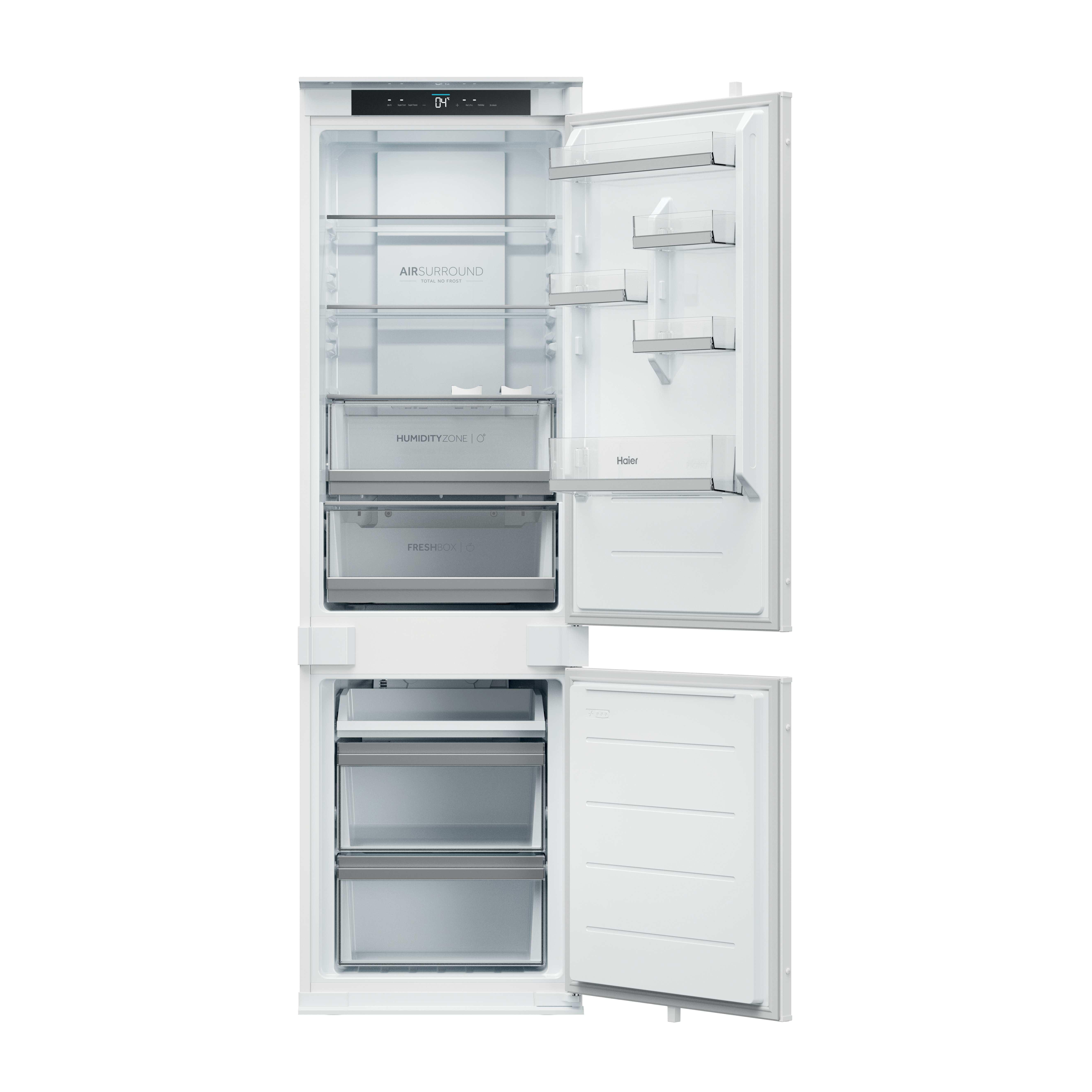 Ein weißer Kühlschrank mit offener Tür. Oben ein Display, darunter Fächer und Schubladen.