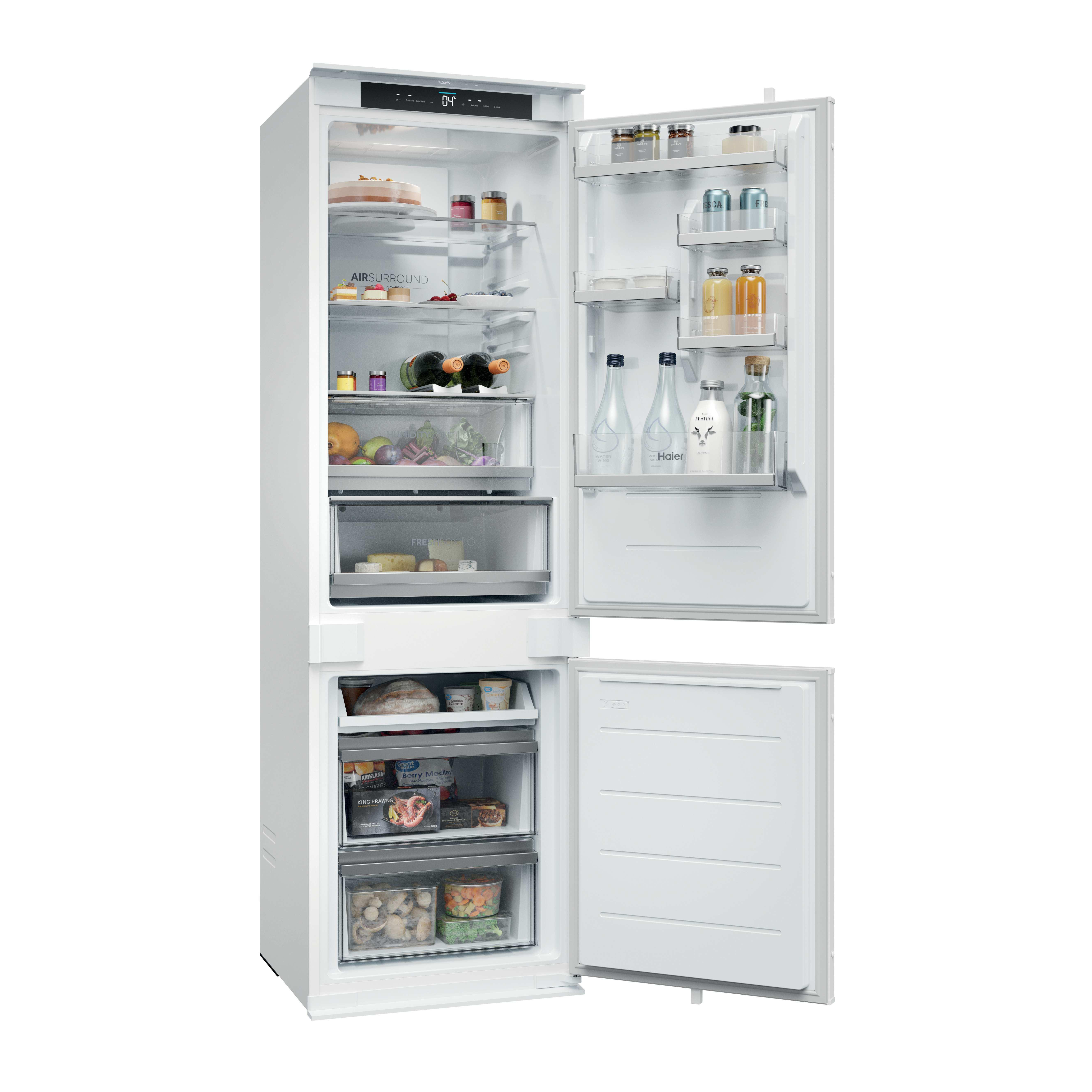 Ein offener weißer Kühlschrank mit Lebensmitteln und Getränken.