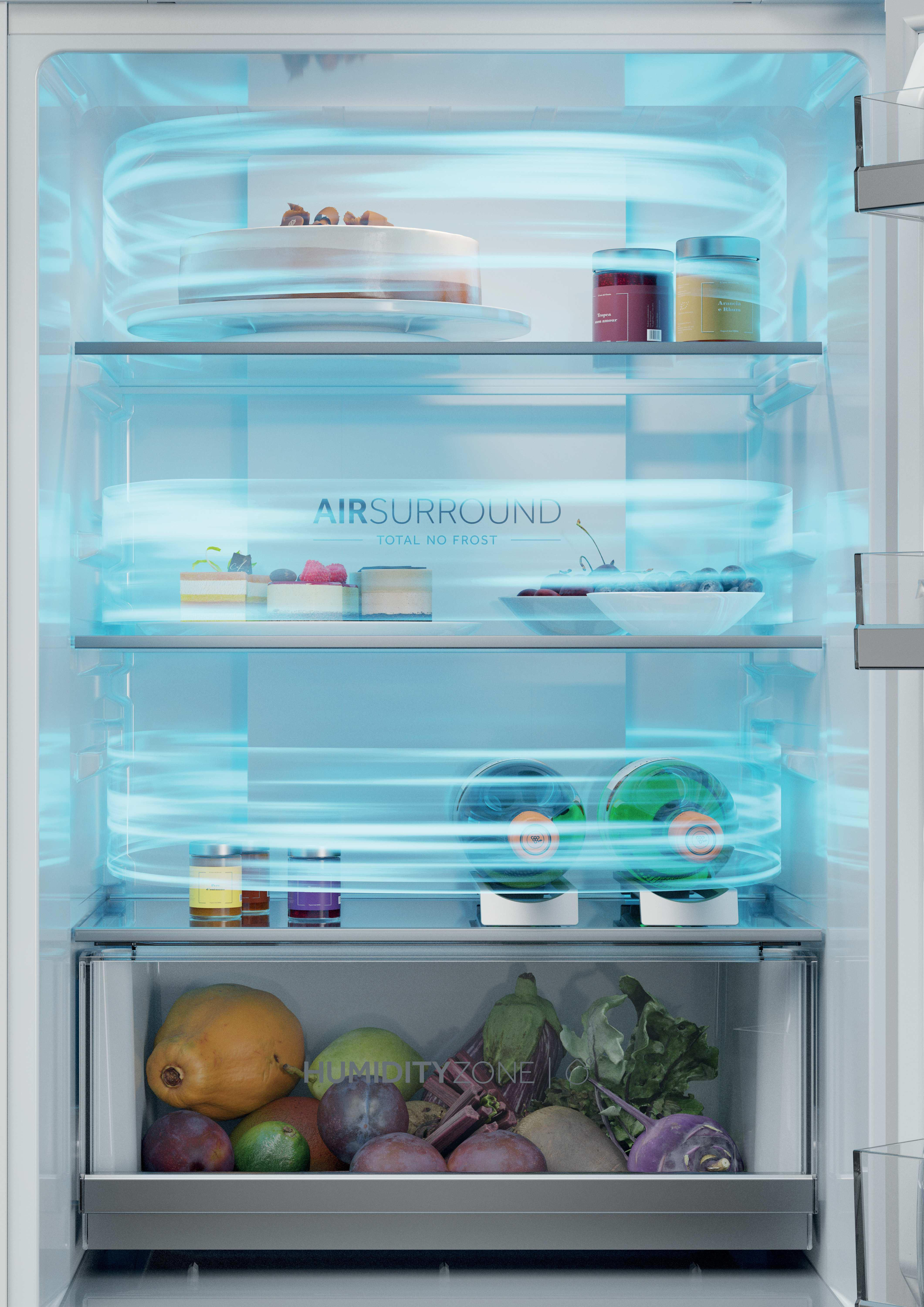 Kühlschrank mit blauem Luftstrom, Kuchen, Beeren, Gläsern und Gemüse.