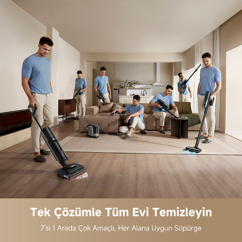 Bir adam, kendisinin birden fazla tasvirinin olduğu bir oturma odasında elektrikli süpürgeyle.