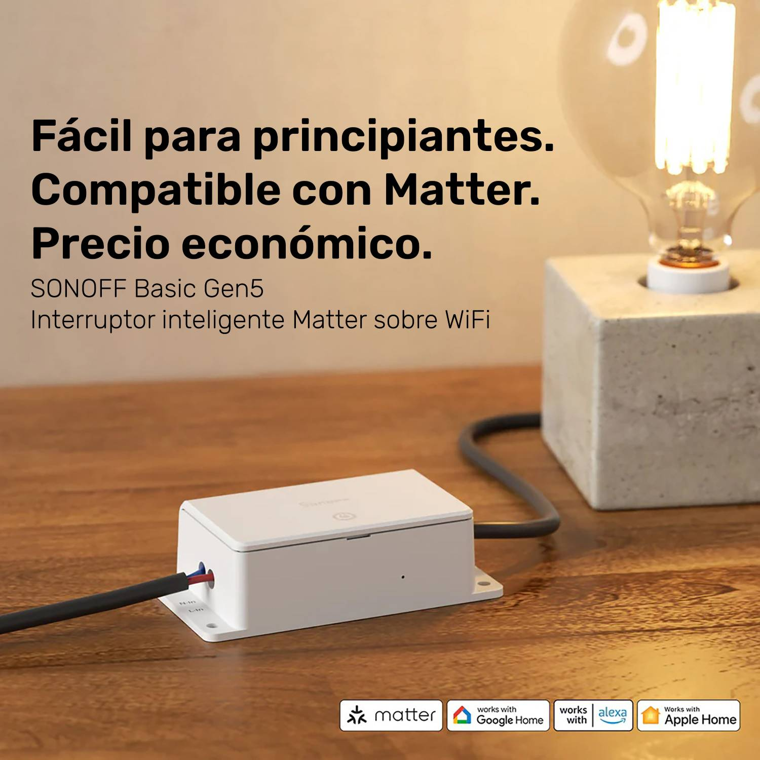 Interruptor SONOFF Basic Gen5 Matter sobre mesa de madera con bombilla.