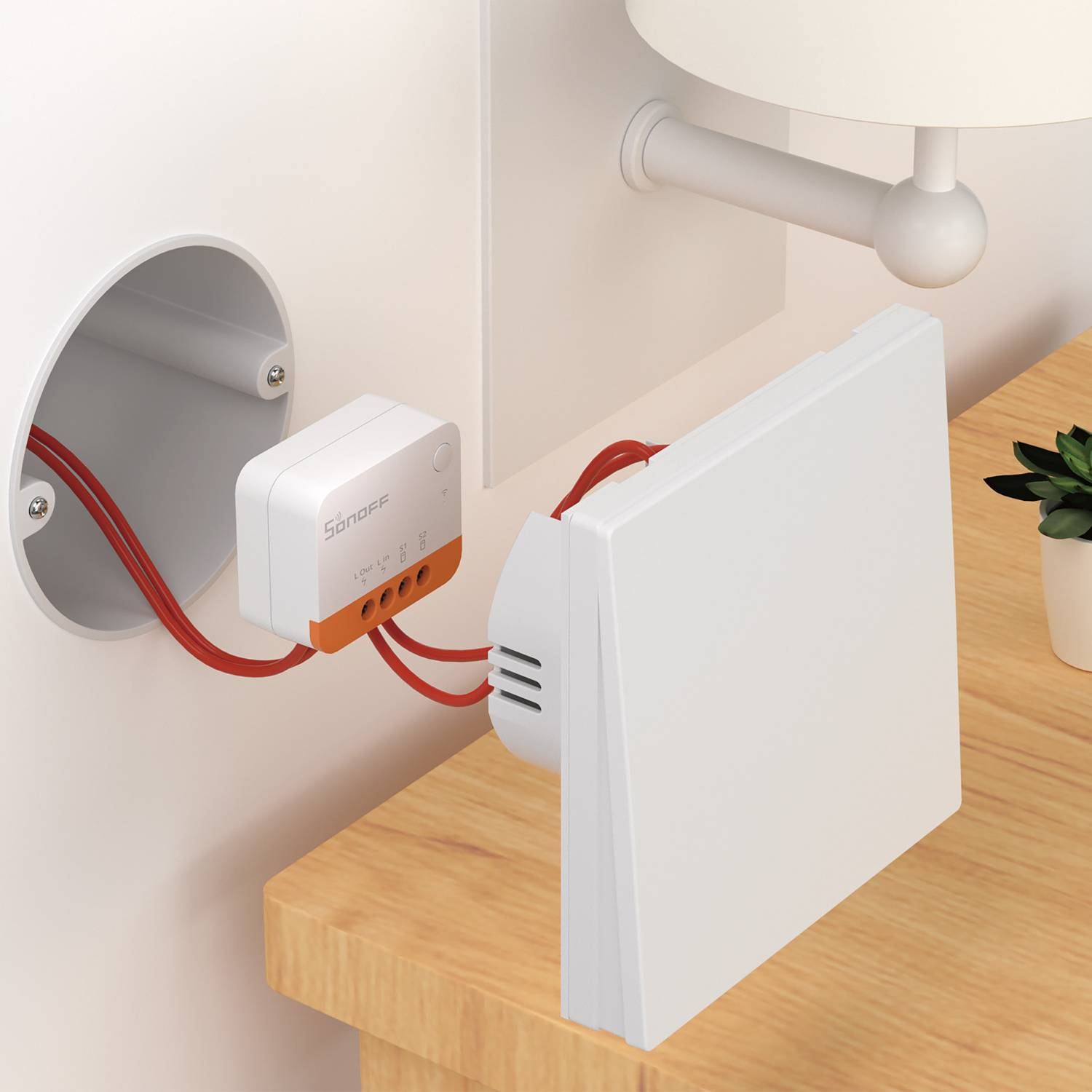 Un interruptor Sonoff blanco con cables rojos está unido a una pared y mesa de madera.