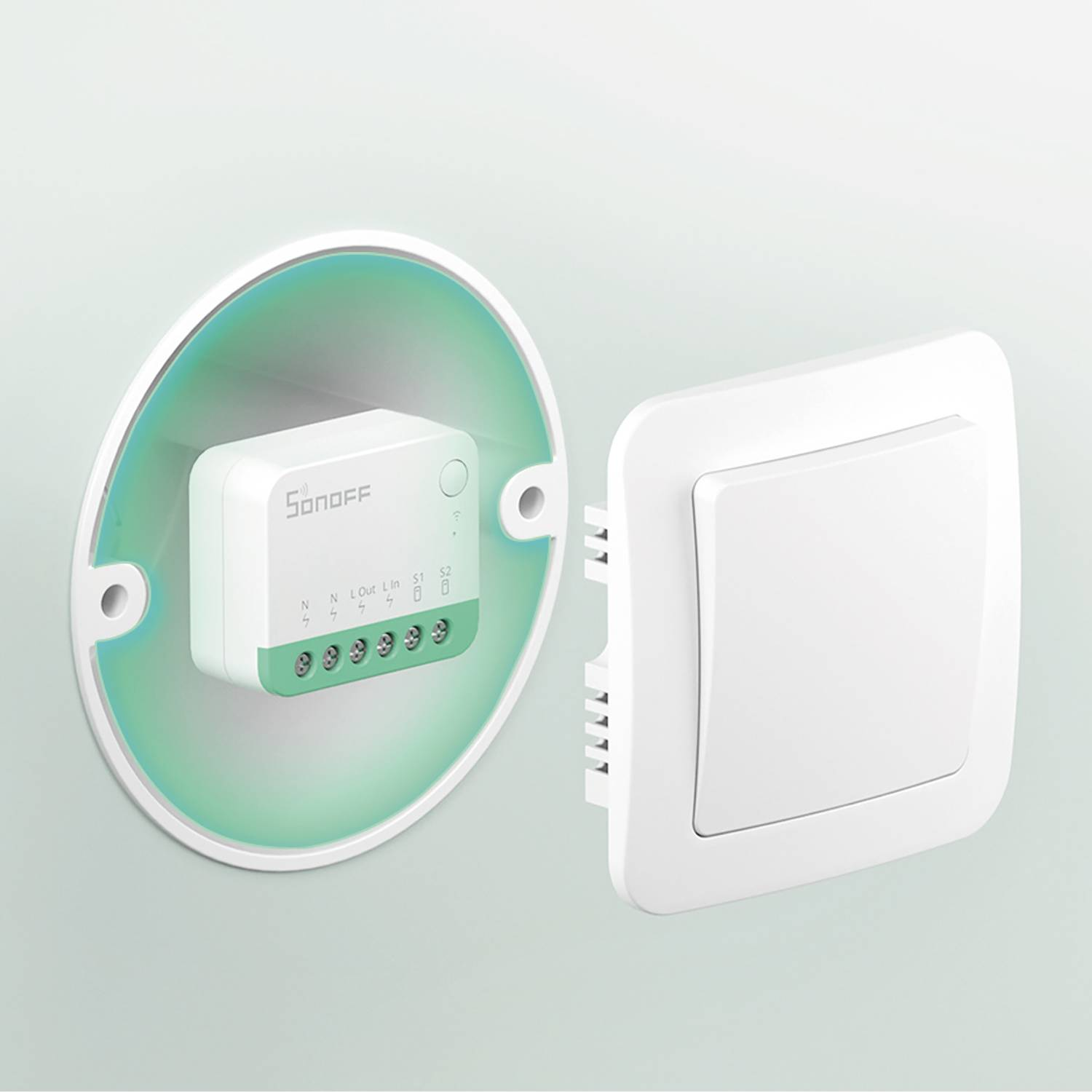 Un interruptor Sonoff blanco con terminales verdes junto a una placa de interruptor blanca.