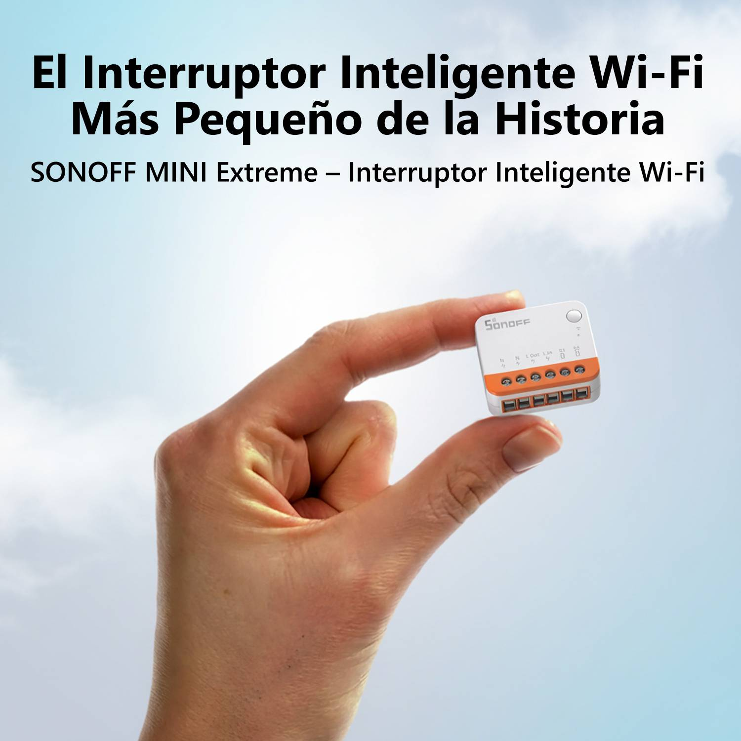Una mano sostiene un pequeño interruptor SONOFF Wi-Fi blanco contra un cielo azul.