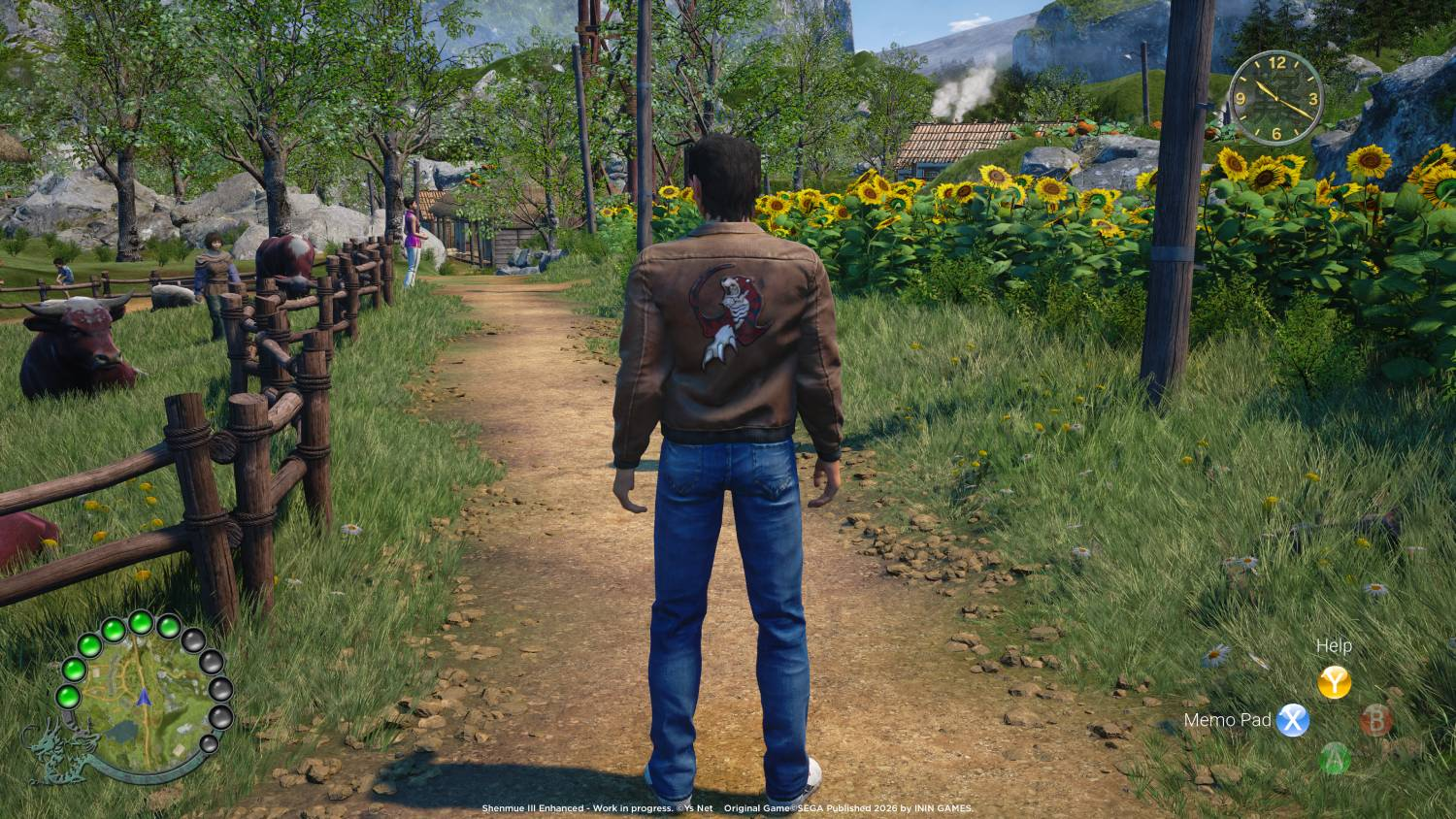 Hombre con chaqueta de cuero en camino de tierra, granja, girasoles, montañas.