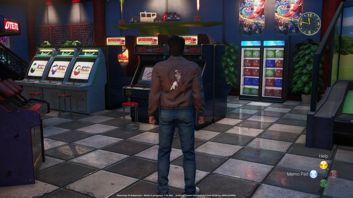 Un hombre está en una sala de juegos con máquinas recreativas, neveras y pósters.