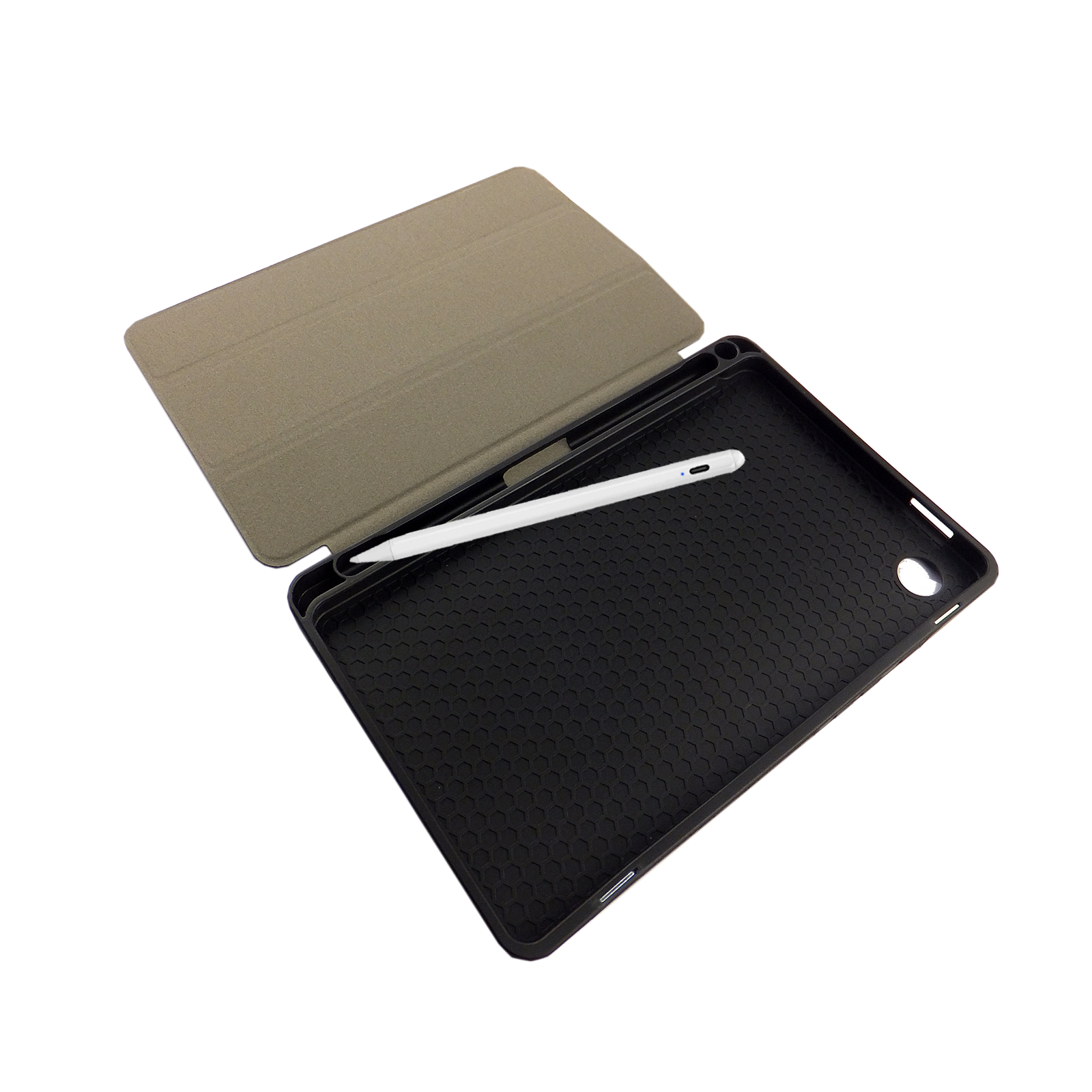 Una tableta abierta con un lápiz óptico encima y una funda al fondo.