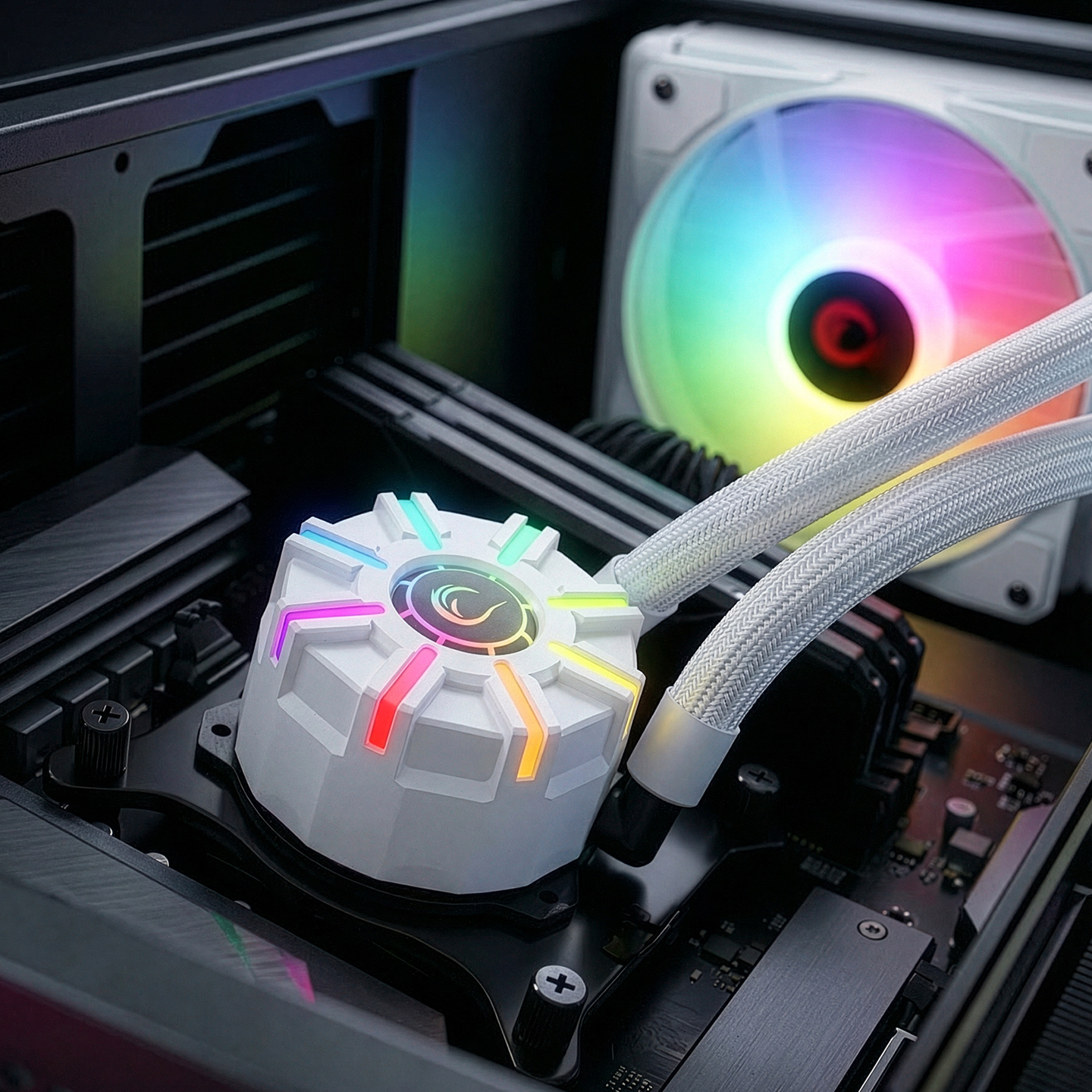 Anakart üzerinde RGB aydınlatmalı beyaz CPU soğutucu, arkada fan.