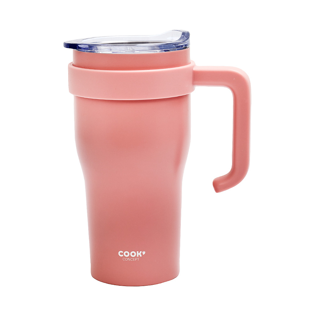 Un vaso térmico rosa con asa y tapa transparente.