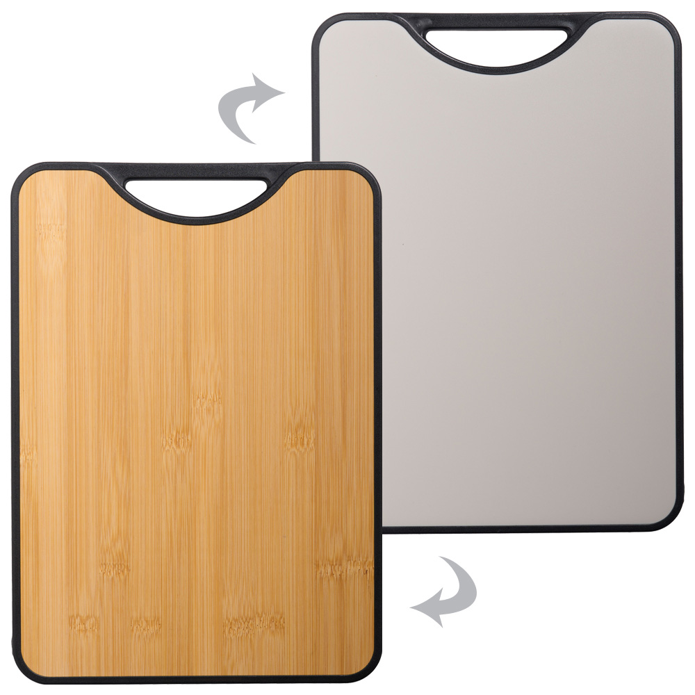 Dos tablas de cortar, una de bambú y otra de plástico gris.