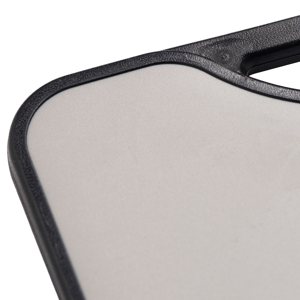 Tablero gris con borde negro y detalles de asa.