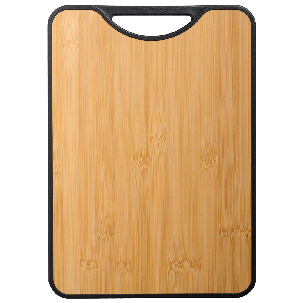 Tabla de cortar rectangular de bambú con asa y borde negros.