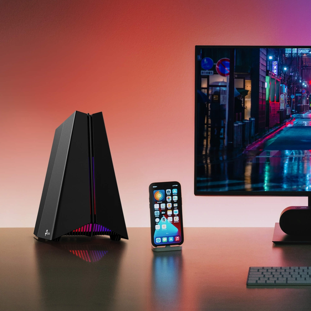 Un PC negro, un smartphone y un monitor sobre un escritorio.
