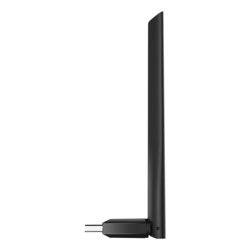 Un adaptador WiFi negro con una antena sobre fondo blanco.