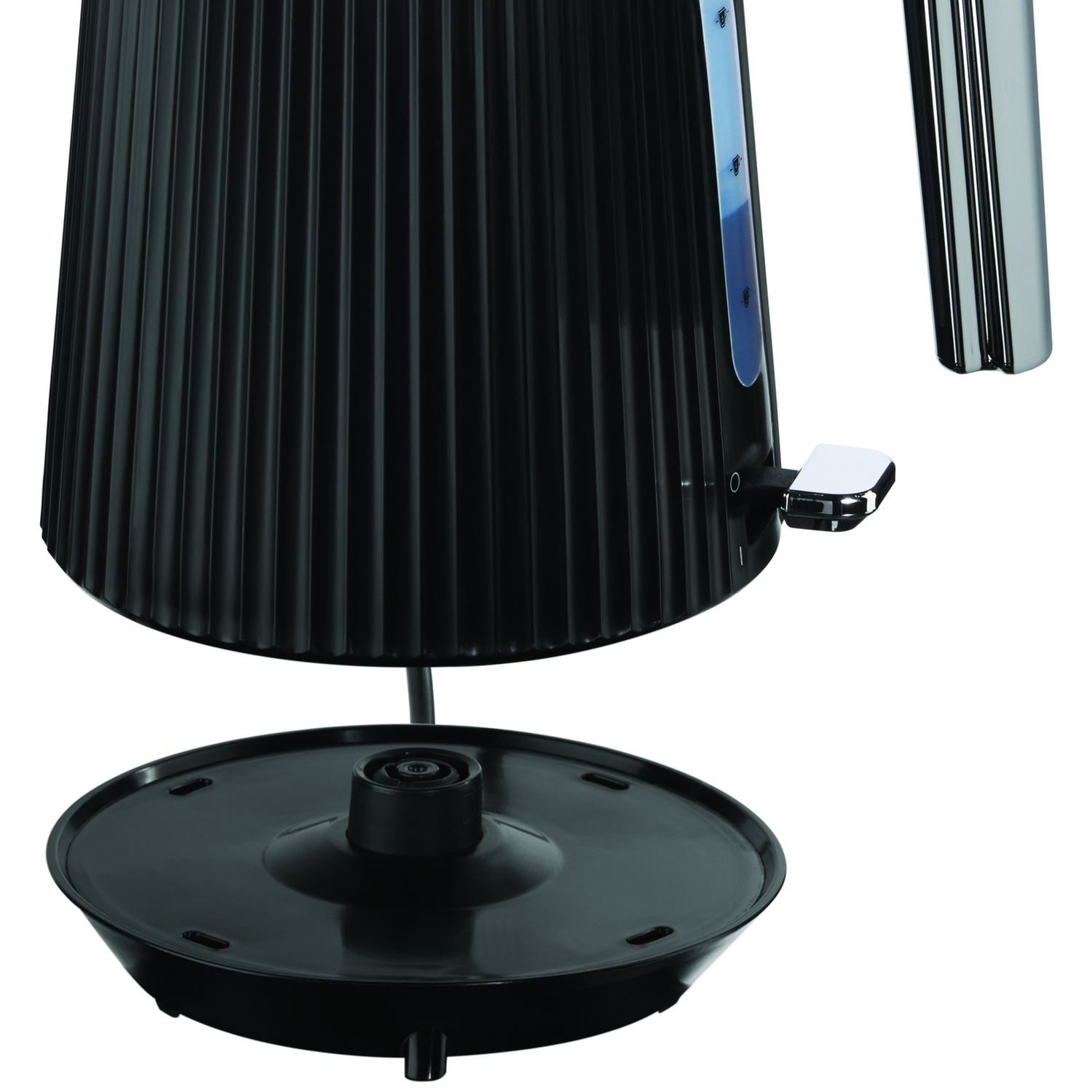 Zwarte waterkoker met geribbeld design, gepolijst handvat en waterniveau indicator.