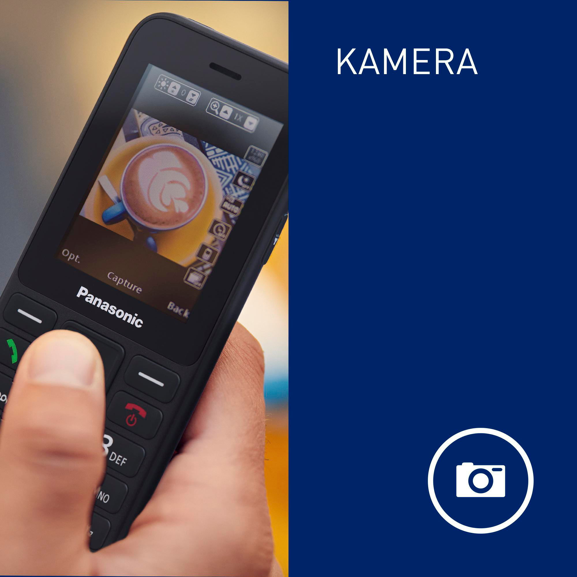 Hand hält ein Panasonic-Telefon. Der Bildschirm zeigt eine Tasse Kaffee mit Latte Art.