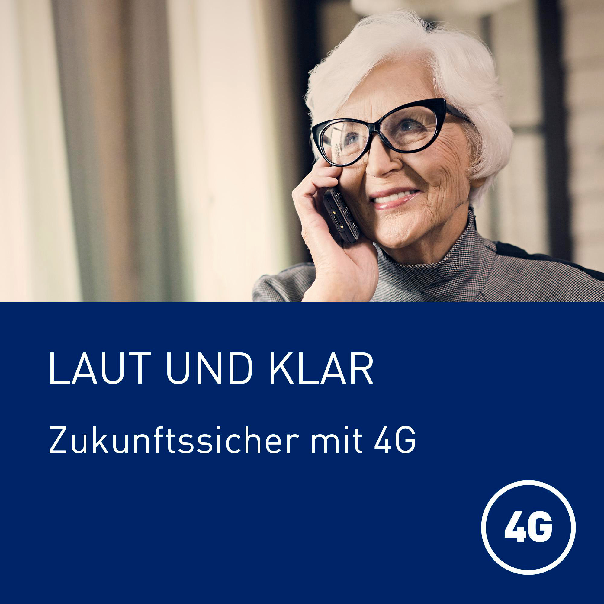 Eine ältere Frau mit Brille telefoniert. Text: Laut und Klar, Zukunfts sicher mit 4G.